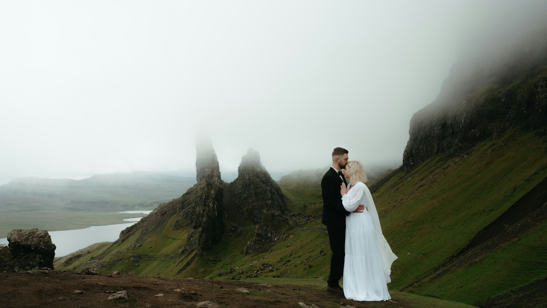 Brautpaar auf nebligem Berg — Romantische Hochzeit in Österreich