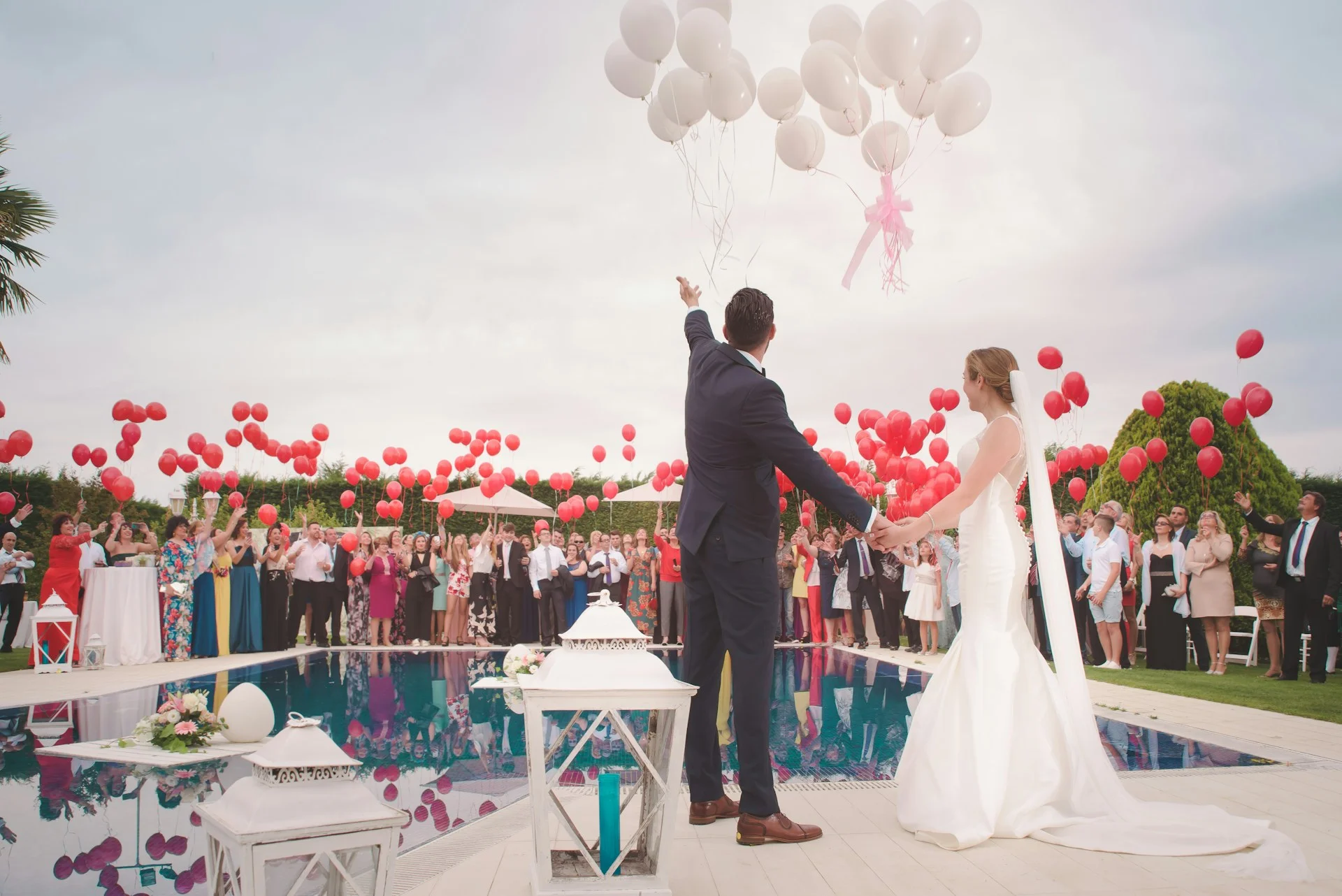 Frisch verheiratetes Hochzeitspaar mit Luftballons — Freie Trauung mit Traurednerin Stefanie Sick